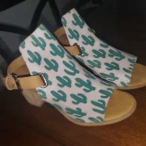 Cactus wooden heel shoes
